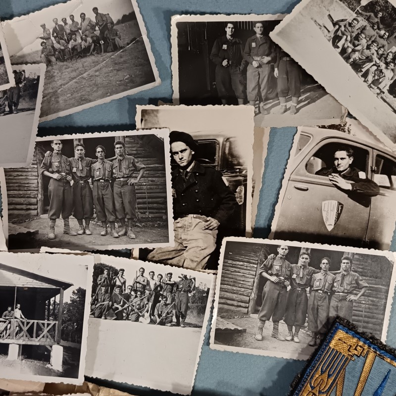 LOT DE PLUS DE 50 PETITES PHOTOS DES ANNEES 1940 A 1945 DES CJF CHANTIERS DE JEUNESSE AVEC UN INSIGNE TISSU